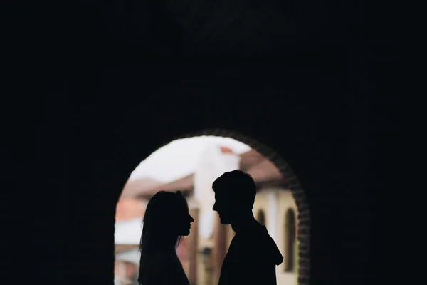 Garçon et fille debout dans la porte — Photo