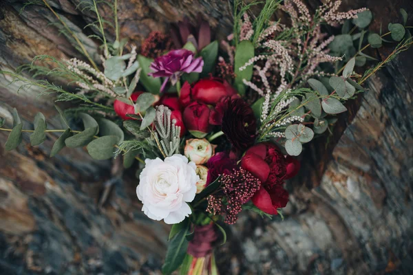 Bouquet de fleurs et de verdure — Photo