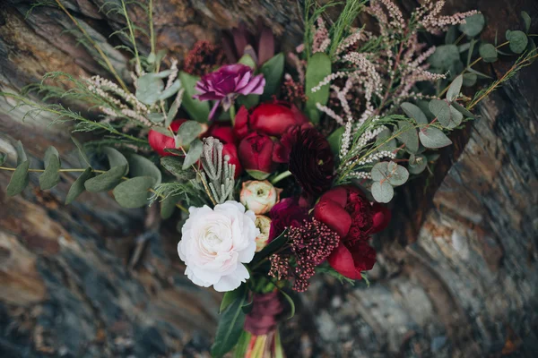 Buquê de flores e vegetação — Fotografia de Stock