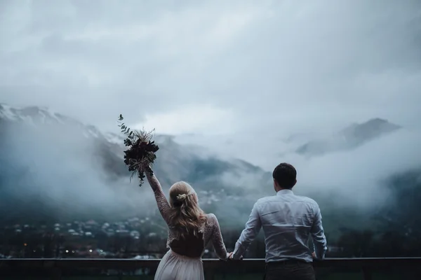 Casamento. O cara e a menina em um vestido — Fotografia de Stock