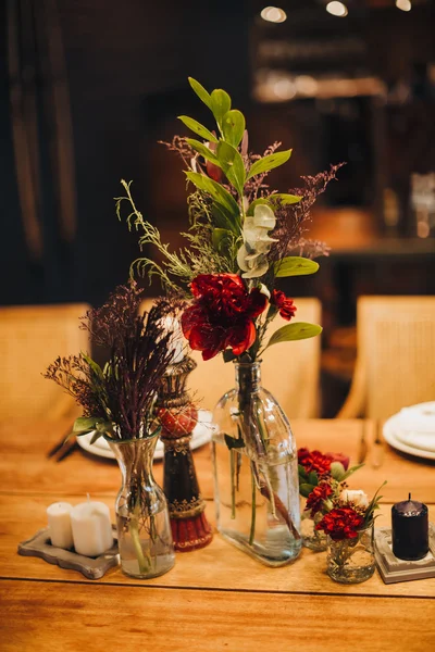 Blumenstrauß und Kerzen — Stockfoto