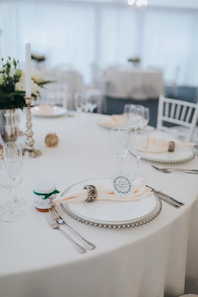 Mariage. Un banquet. Les chaises et la table pour les invités — Photo