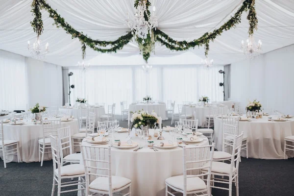 Hochzeit. Bankett. Stühle und Tisch für die Gäste — Stockfoto