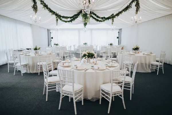 Bruiloft. Feestzaal. De stoelen en tafel voor gasten — Stockfoto