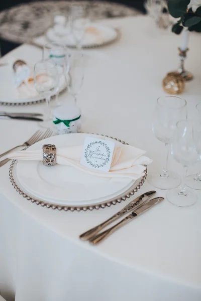 Hochzeit. Bankett. Stühle und Tisch für die Gäste — Stockfoto