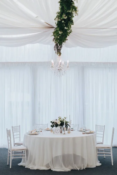 Casamento. Banquete. As cadeiras e mesa para os hóspedes — Fotografia de Stock