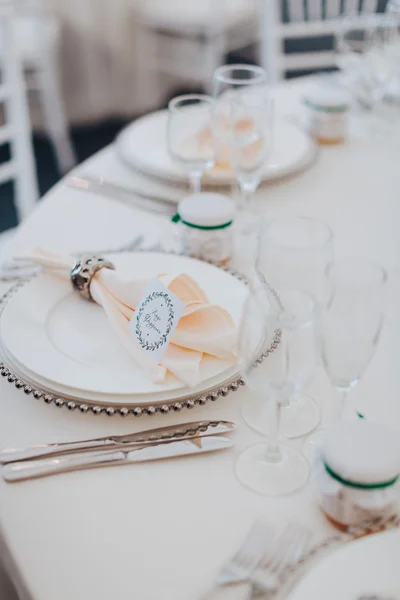 Boda. Banquete. Las sillas y la mesa para invitados — Foto de Stock