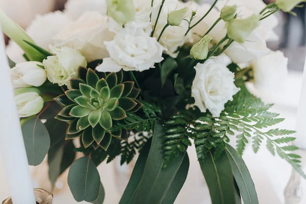 Wedding bouquet of white flowers — Stock Photo, Image