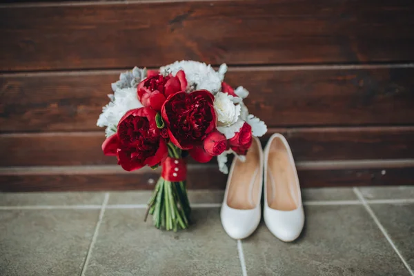 Pernikahan. Buket pengantin merah, bunga putih — Stok Foto