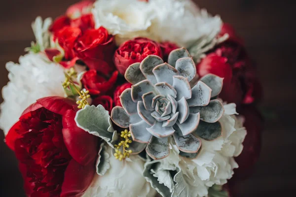 Wedding. Bridal bouquet of red, white colors — Stock Photo, Image