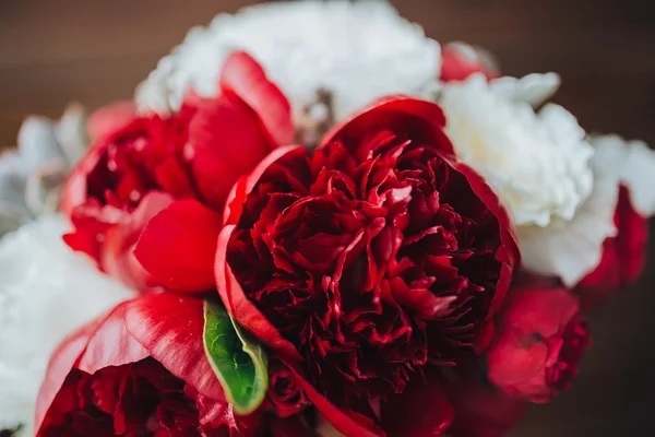 Pernikahan. Buket pengantin merah, warna putih — Stok Foto