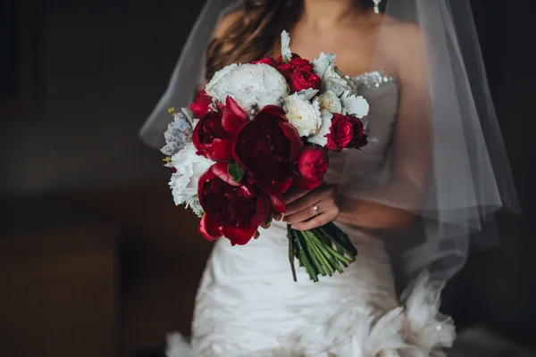 Boda. La novia en un vestido blanco — Foto de Stock