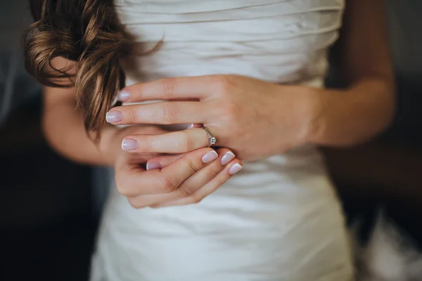 Boda. La novia en un vestido blanco — Foto de Stock