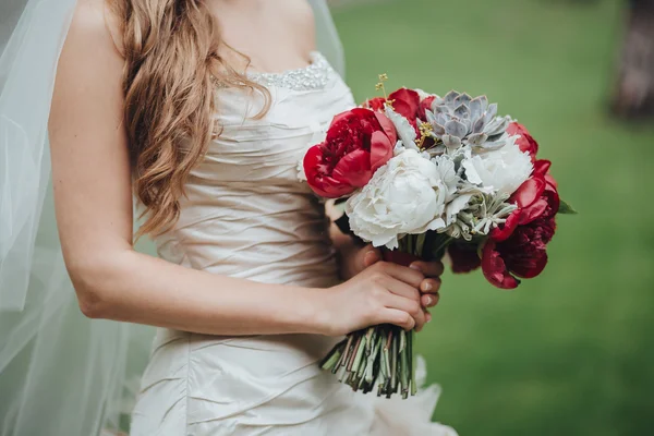 Matrimonio. La sposa in un vestito bianco — Foto Stock