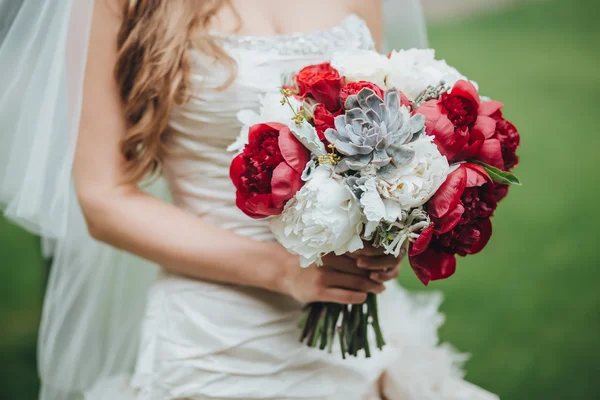 Bröllop. Bruden i en vit klänning — Stockfoto
