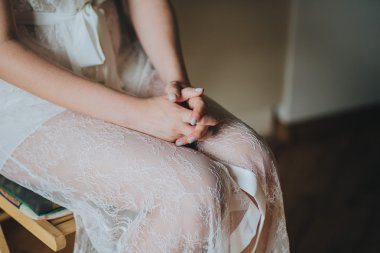 Gelin hazırlama bir sandalyede oturuyor