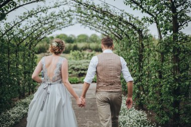 Düğün. Gelin ve damat bahçede