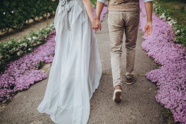 Düğün. Gelin ve damat bahçede