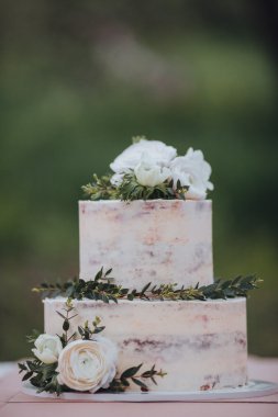 Dekore edilmiş çift yönlü düğün pastası