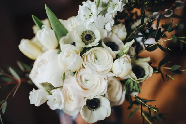 Hochzeitsstrauß aus weißen Blumen — Stockfoto