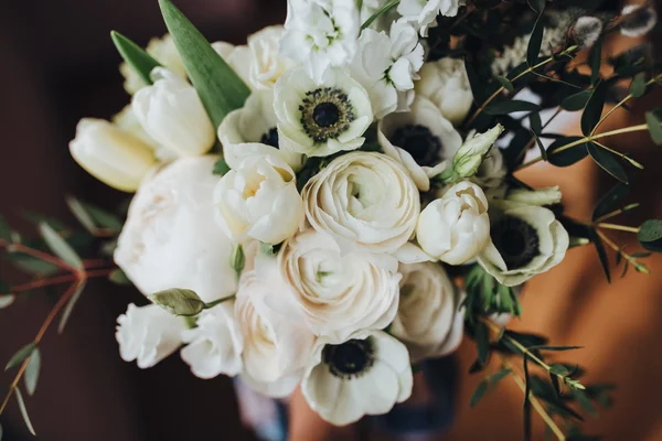 Hochzeitsstrauß aus weißen Blumen — Stockfoto