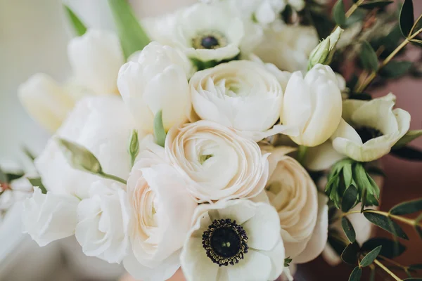 Buquê de casamento de flores brancas — Fotografia de Stock