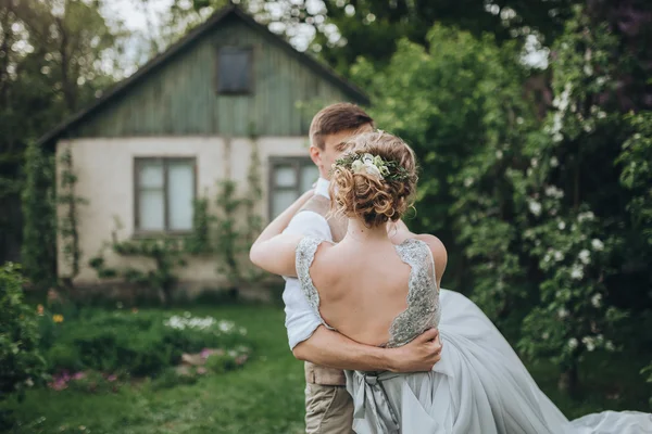 Svatba. Drží jeho nevěsta ženicha — Stock fotografie