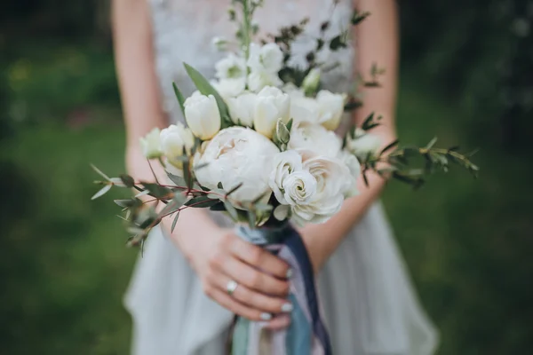 Wanita dalam gaun pengantin — Stok Foto