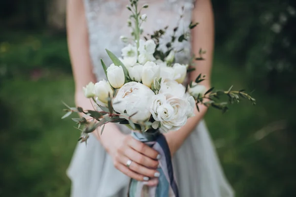 Wanita dalam gaun pengantin — Stok Foto