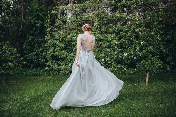 Bruiloft. De bruid in een jurk — Stockfoto