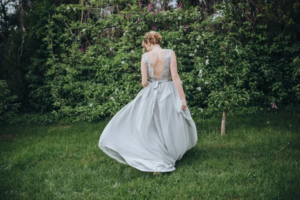 Casamento. A noiva em um vestido — Fotografia de Stock