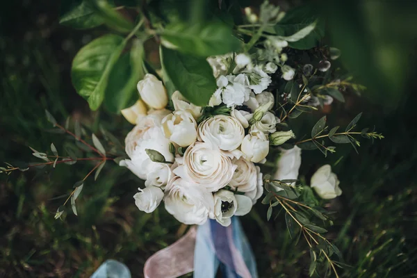 Свадебный букет белых цветов — стоковое фото