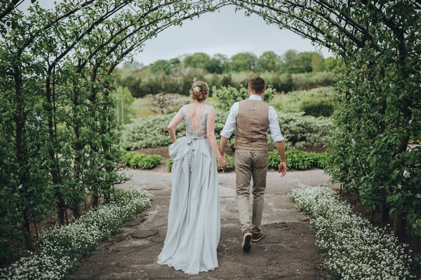 Düğün. Gelin ve damat bahçede