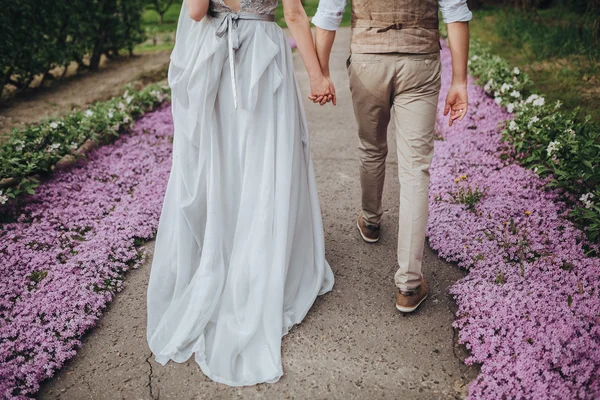 Casamento. A noiva e o noivo no jardim — Fotografia de Stock