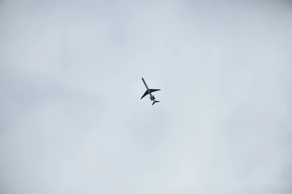 Avión en el cielo y nubes — Foto de Stock