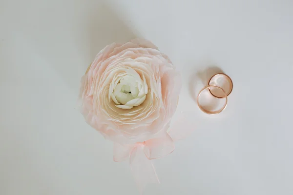 Rose dan cincin kawin — Stok Foto