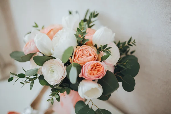 Buquê de casamento de flores e vegetação — Fotografia de Stock