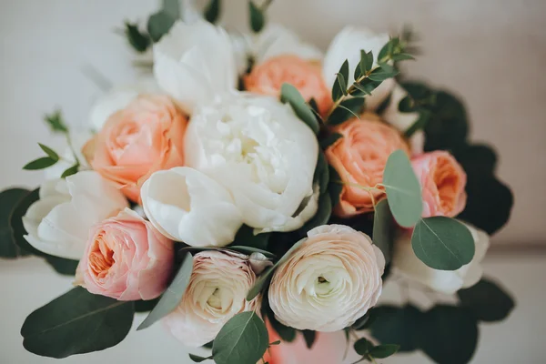 Buquê de casamento de flores e vegetação — Fotografia de Stock