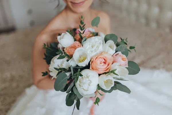 Mujer en un vestido de novia — Foto de Stock