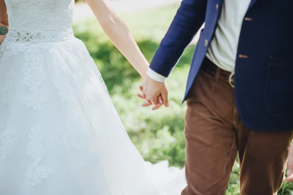 Bröllop. Brudgummen och bruden — Stockfoto