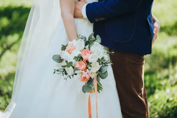 Hochzeit. der Bräutigam und die Braut — Stockfoto