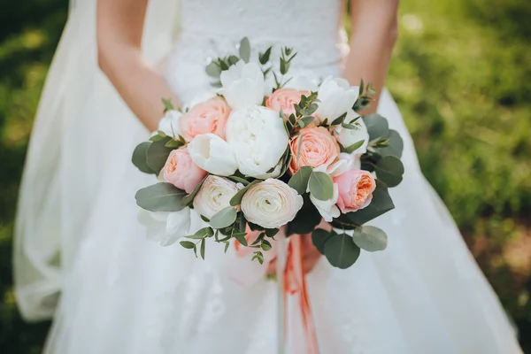 Mujer en un vestido de novia — Foto de Stock