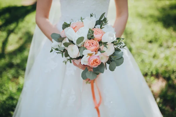 Mujer en un vestido de novia — Foto de Stock