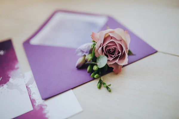 Surat amplop dengan mawar — Stok Foto