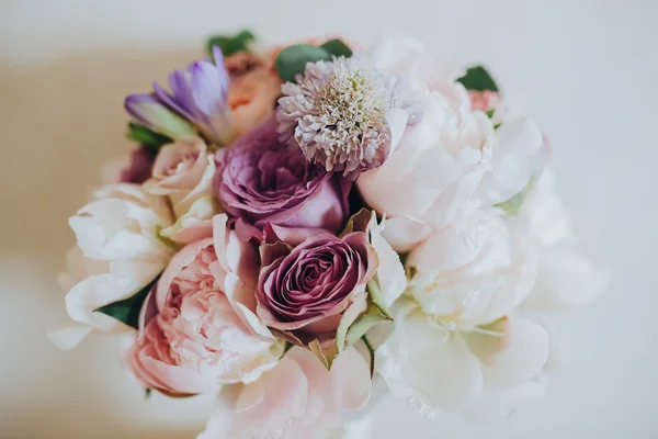 Свадебный букет цветов и зелени — стоковое фото