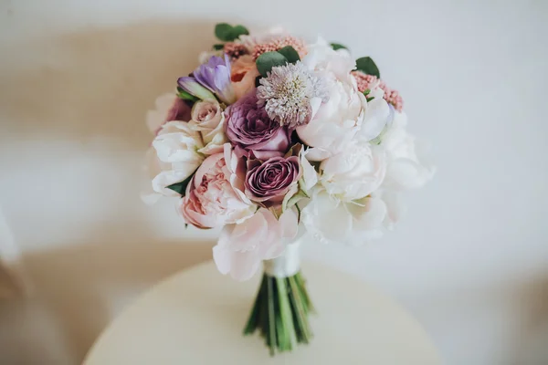 Свадебный букет цветов и зелени — стоковое фото