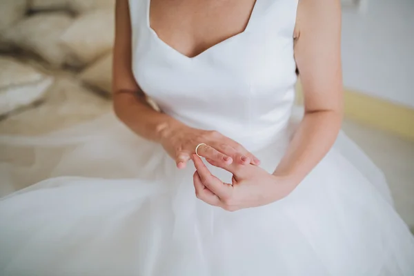 Bride wears the ring — Stock Photo, Image