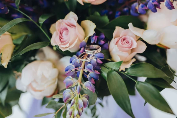 Hochzeitsstrauß aus Blumen und Grün — Stockfoto