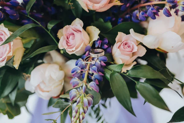 Svatební kytice květin a zeleně — Stock fotografie