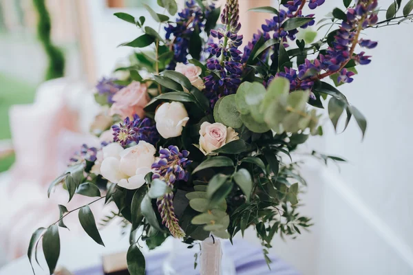 Hochzeitsstrauß aus Blumen und Grün — Stockfoto